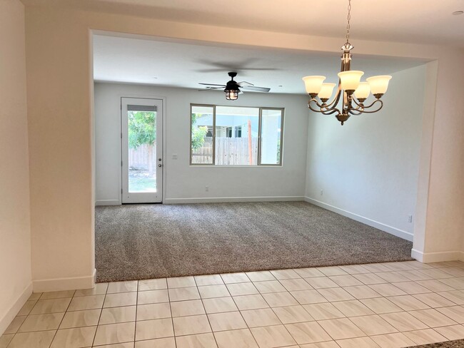 Building Photo - Stunning 3 bed / 2 bath in Gated Community