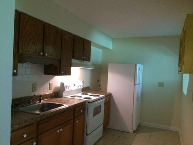 Building Photo - Camelot 1 bed condo