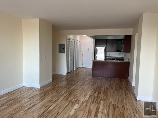 Building Photo - King Size One Bedroom Near All In LIC,NY