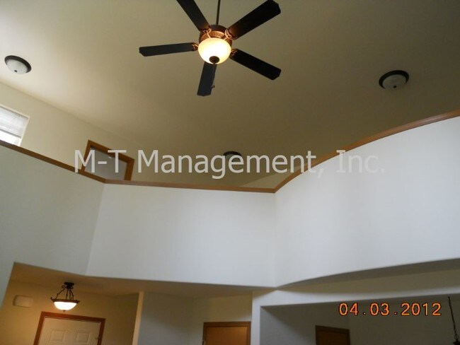 Building Photo - 1425 S Bluff Dr
