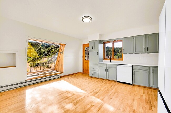 Foto del edificio - 28195 Cragmont Dr