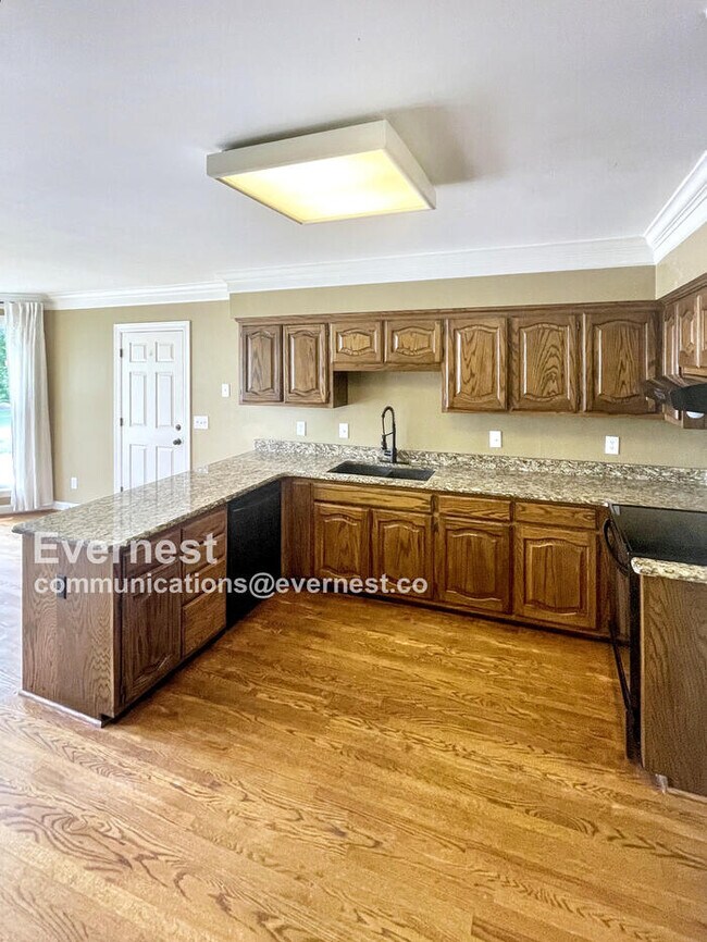 Foto del edificio - 703 Shady Glen Ct