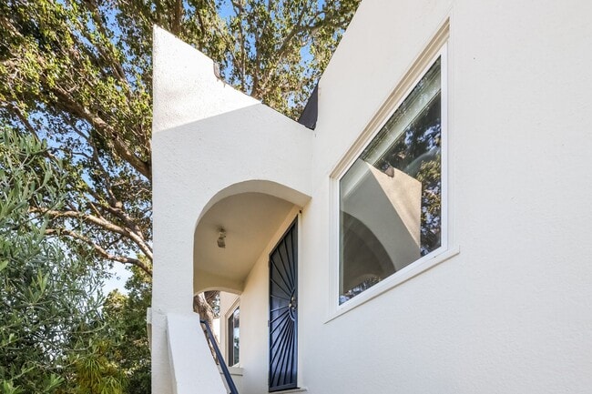 Building Photo - Available 2 Bedroom Home In Redwood Heights!