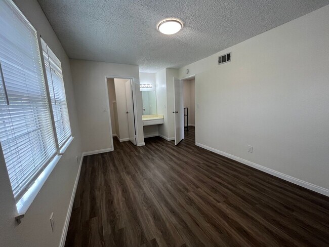 Building Photo - Beautiful Two Story Condo in Azusa
