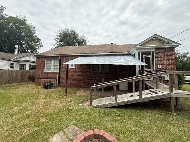 Foto del edificio - ** 3 bed 2 bath located in Cloverdale ** C...