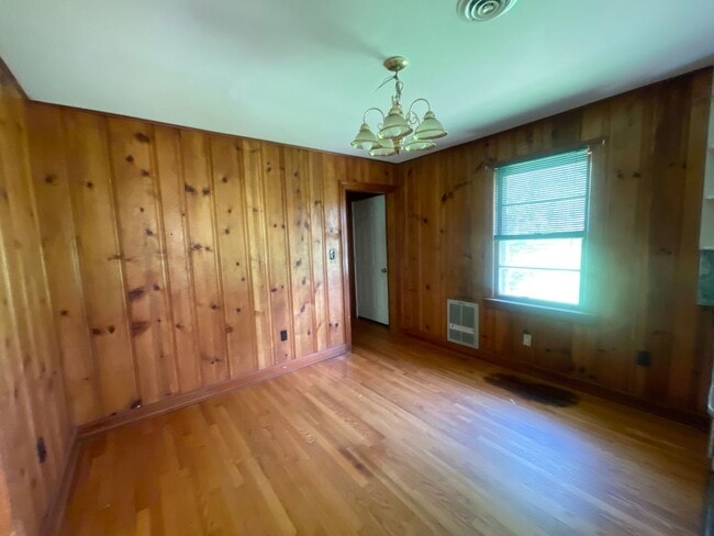 Building Photo - 2 Bedroom / 1 Bath Brick Home Jonesborough, TN
