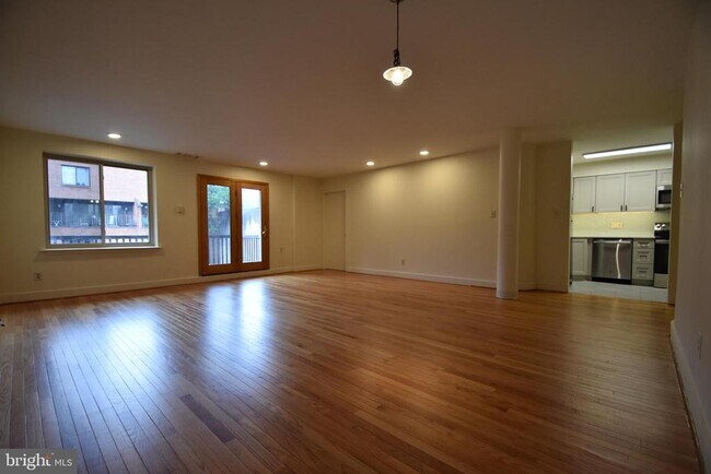 Building Photo - 322 Bainbridge St