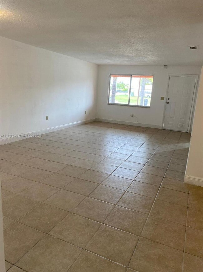 Foto del edificio - 585 NW 15th St