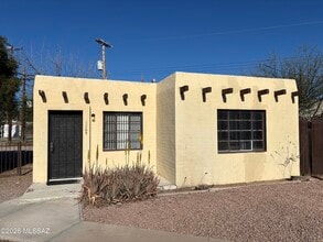 Building Photo - 3009 E La Madera Dr