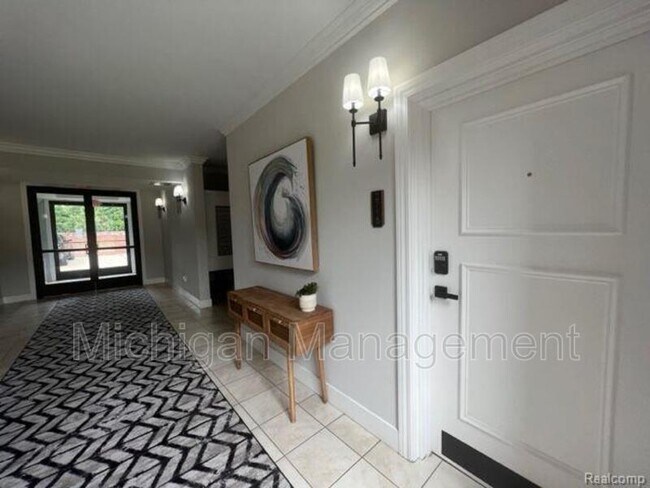 Foto del edificio - 2737 E Maple Rd