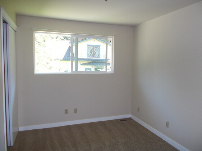 Foto del edificio - Spacious 4 Bedroom in Beacon Hill!  Lots of Updates, Perfect Location!