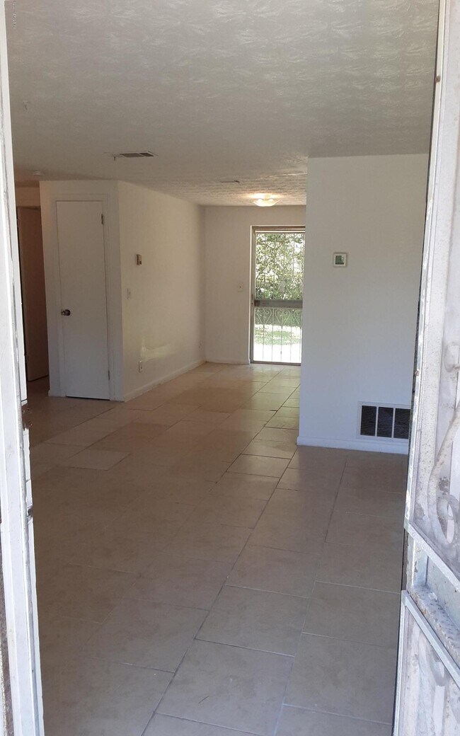 Building Photo - 4504 Lincrest Dr S