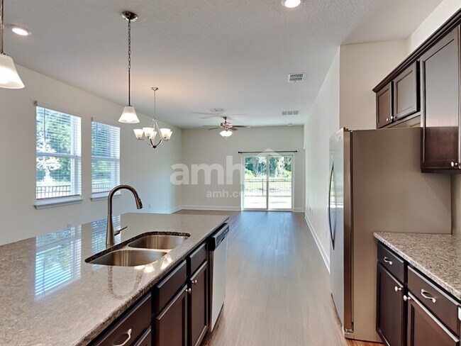 Foto del edificio - 916 Walden Woods Dr