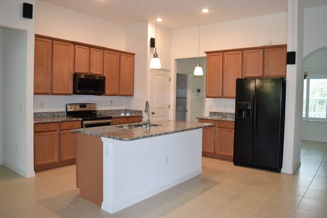 Building Photo - Gorgeous & Tropical 4 bedroom 3 Bath