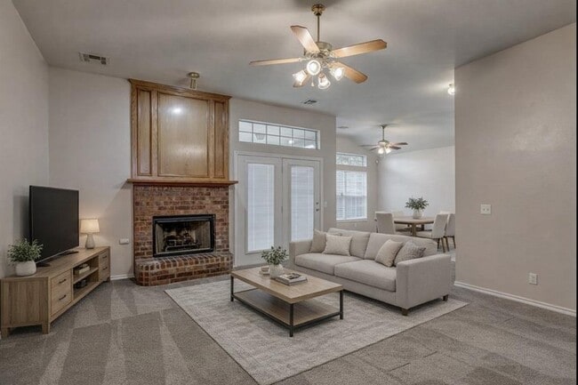 Foto del edificio - 1224 Capitol Dr