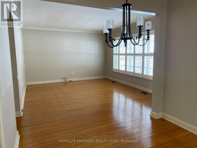 Building Photo - 3 Ridge Point Crescent