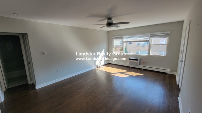 Building Photo - 1323 W Sherwin Ave
