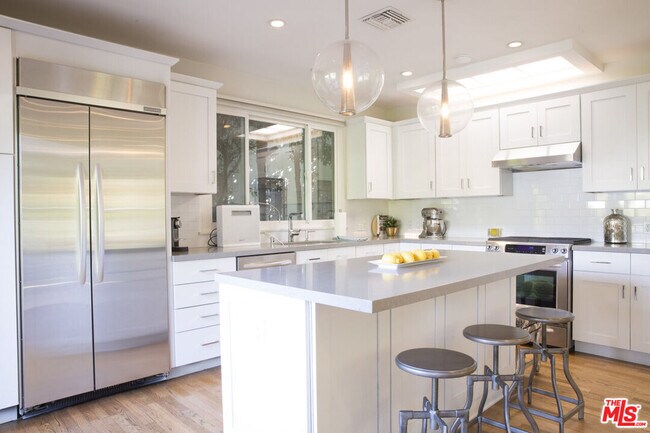 Foto del edificio - 8908 Ashcroft Ave