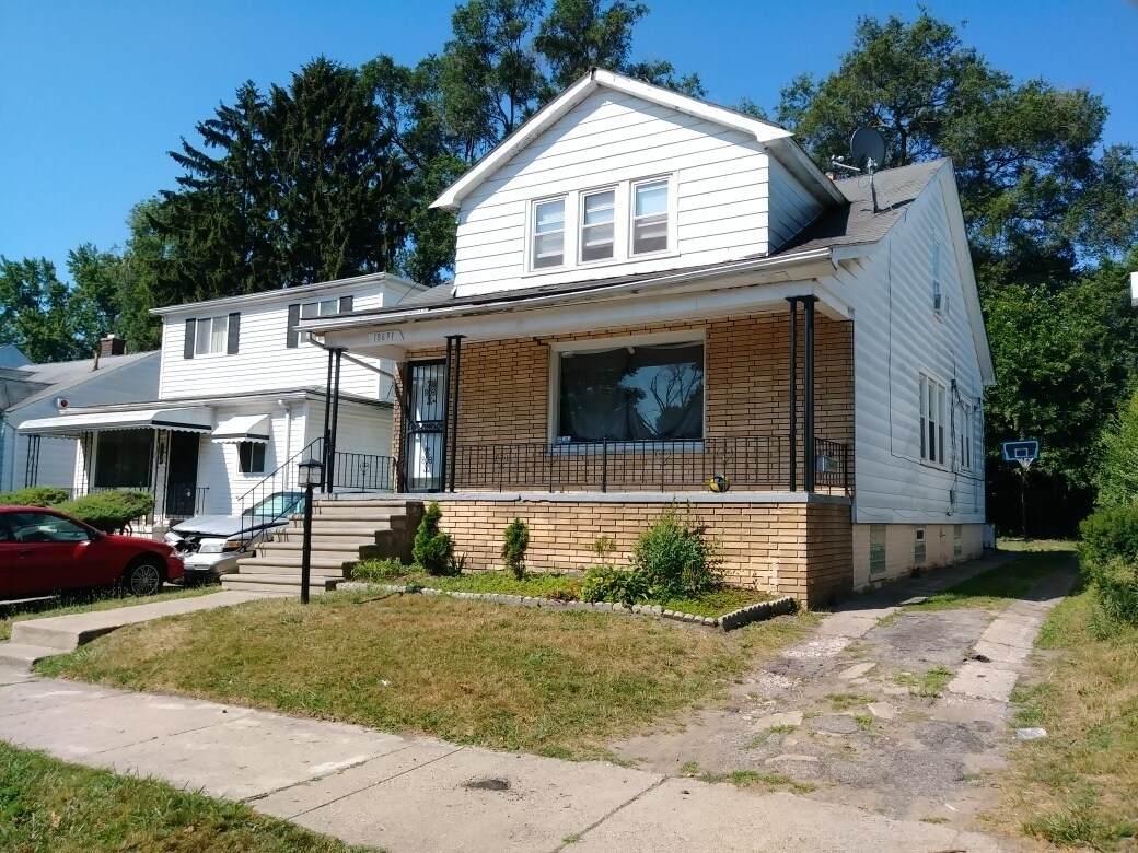 Primary Photo - 4 Bedroom 2 bath Bungalow Located Near 7 M...