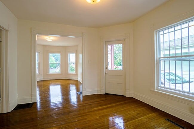 Building Photo - 112 Dell St