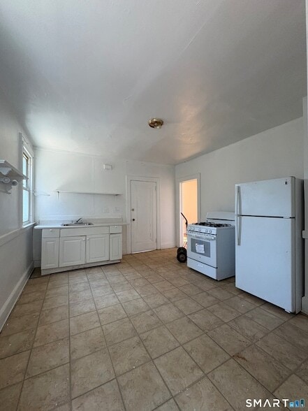 Building Photo - 786 Elm St