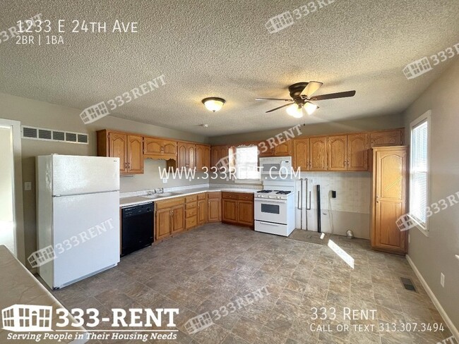 Foto del edificio - Check Out This Spacious Home in North KC!