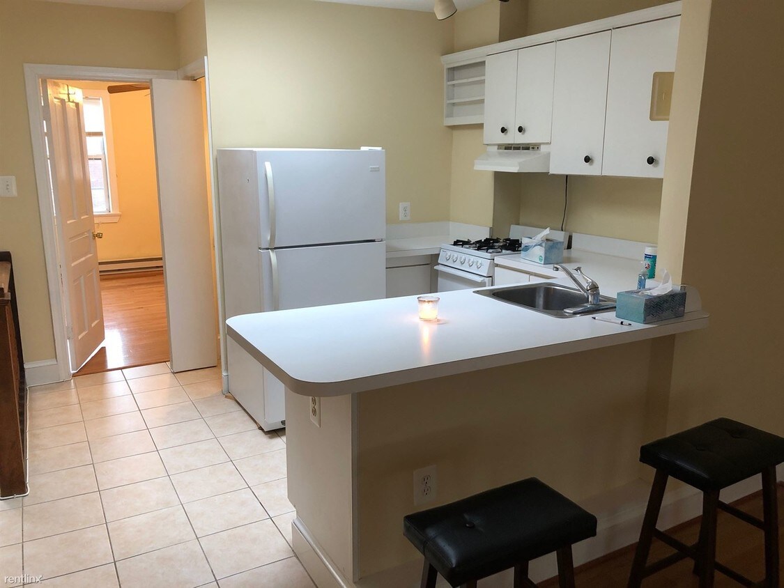Building Photo - 1 br, 1 bath Apartment - 313 C St SE Apt 3