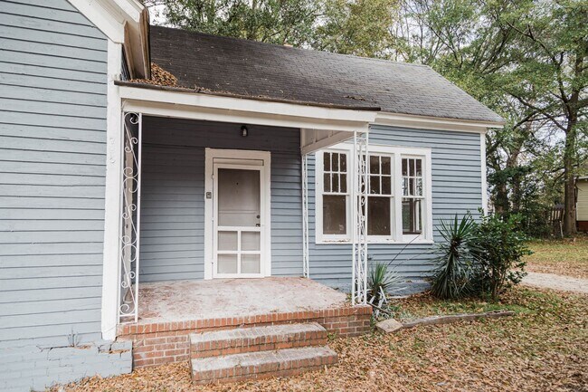 Building Photo - 725 W Poplar St