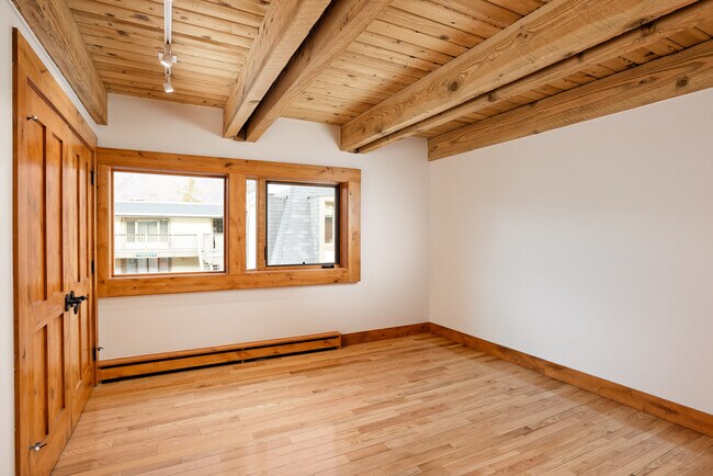 Building Photo - 525 S Original St