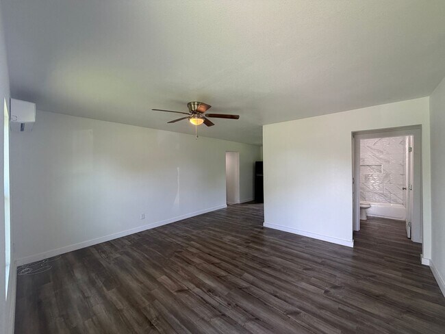 Foto del edificio - THREE BEDROOM ONE BATH