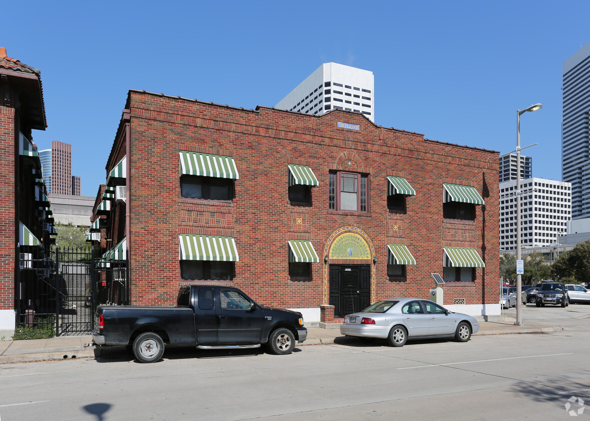 Primary Photo - Plaza & Peacock Apartments