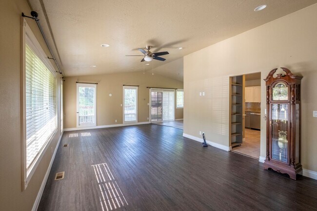 Foto del edificio - Large corner lot home in desirable Woodland Heights.
