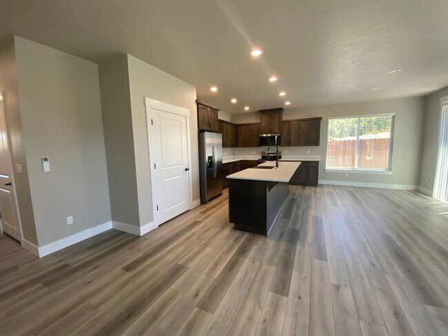 Foto del edificio - ~Brand New House in Sutherlin~