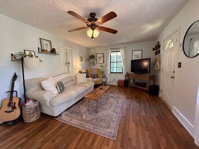 Building Photo - Cozy Two-Bedroom Furnished Bungalow