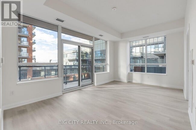 Photo du bâtiment - 3270 Sheppard Ave E