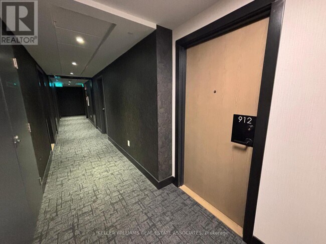Photo du bâtiment - 2300-2300 St Clair Ave W