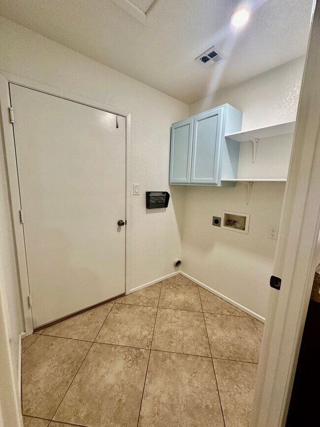 Building Photo - Single Family House