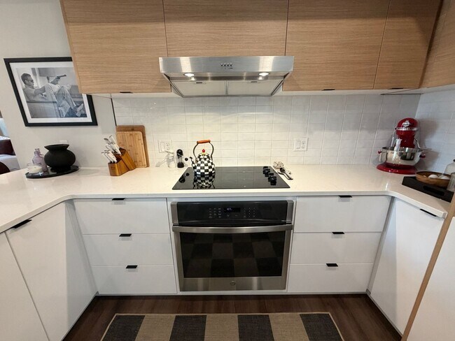 Foto del edificio - Top-Floor Corner Condo with Downtown Views — Stylish, Pristine, and Steps From Everything