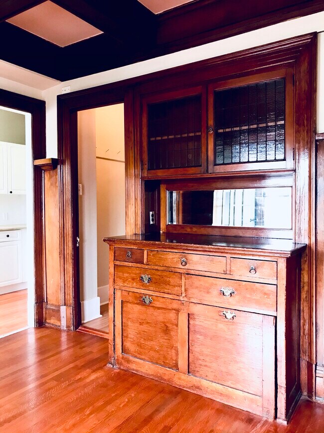 Building Photo - West End Living in a Heritage Status Address