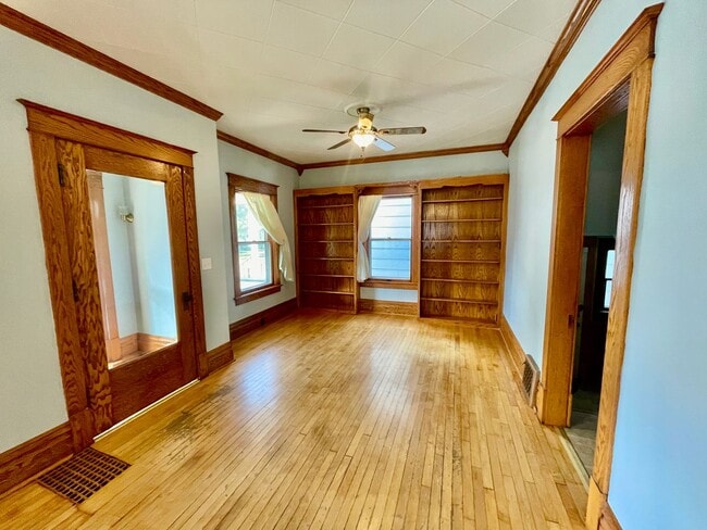 Building Photo - Charming 4 Bedroom Home