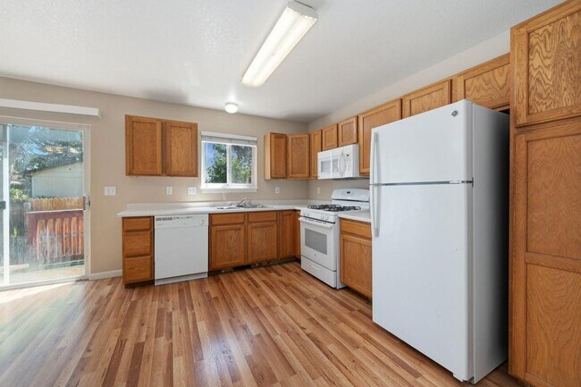 Building Photo - 698 Eagle Dr