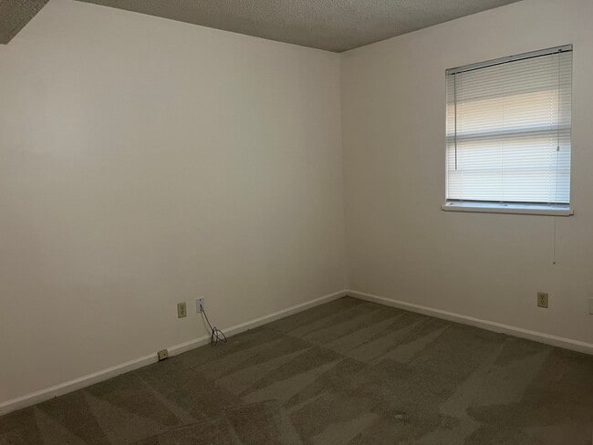 Foto del edificio - LARGE 2-3 BEDROOM HOME IN QUIET AREA WITH ...