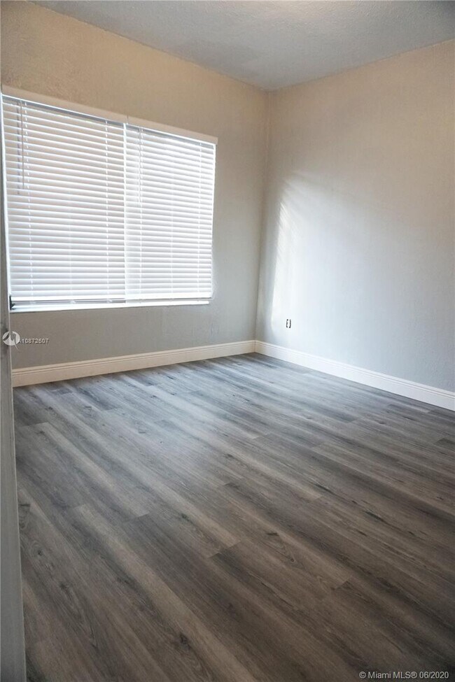 Foto del edificio - 327 SW 20th St