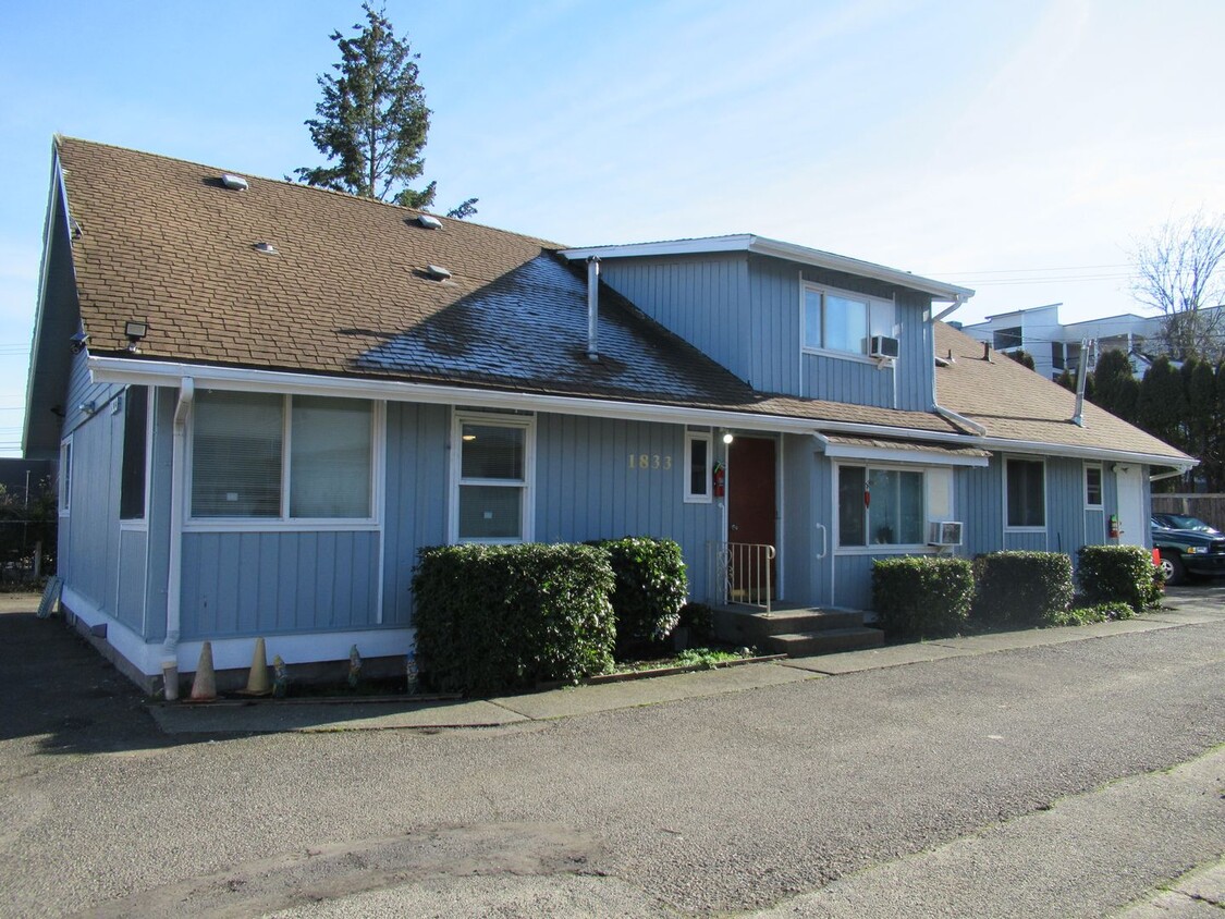 Primary Photo - Spacious 2 bedroom one bath unit in 3-plex...