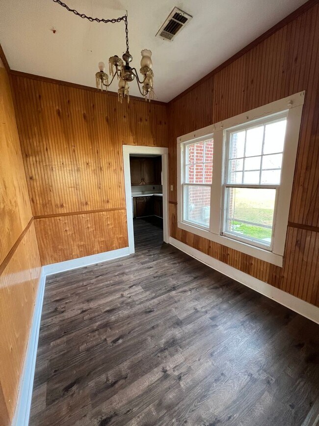 Foto del edificio - 505 Elm St. - 4 Bed, 2 Bath House!