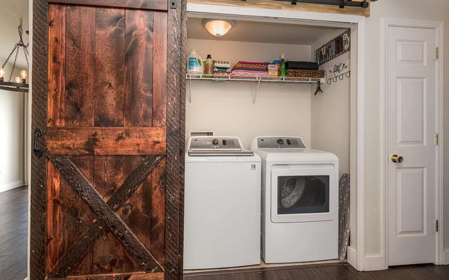 Building Photo - Fantastic 2 Bed/2 Bath with Fully Fenced B...