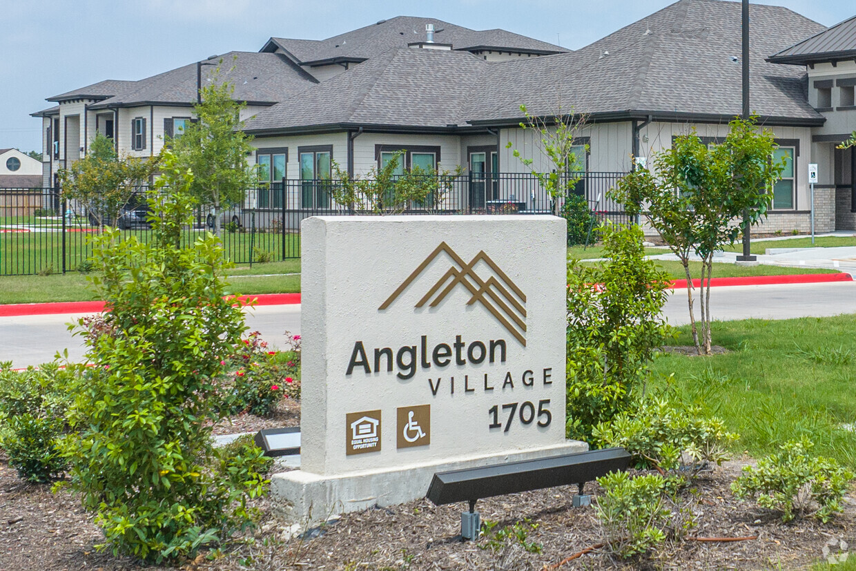 Foto principal - Angleton Village