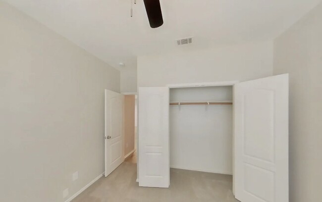 Foto del edificio - Inviting 3-Bedroom Home with Lush Garden & Natural Light