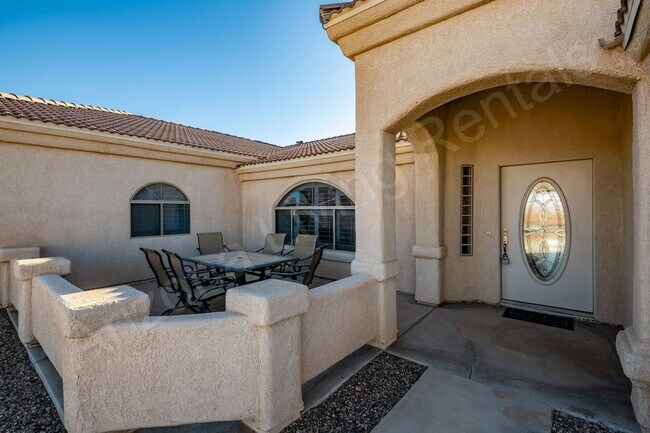 Foto del edificio - FURNISHED POOL HOME FOR APRIL AND MAY