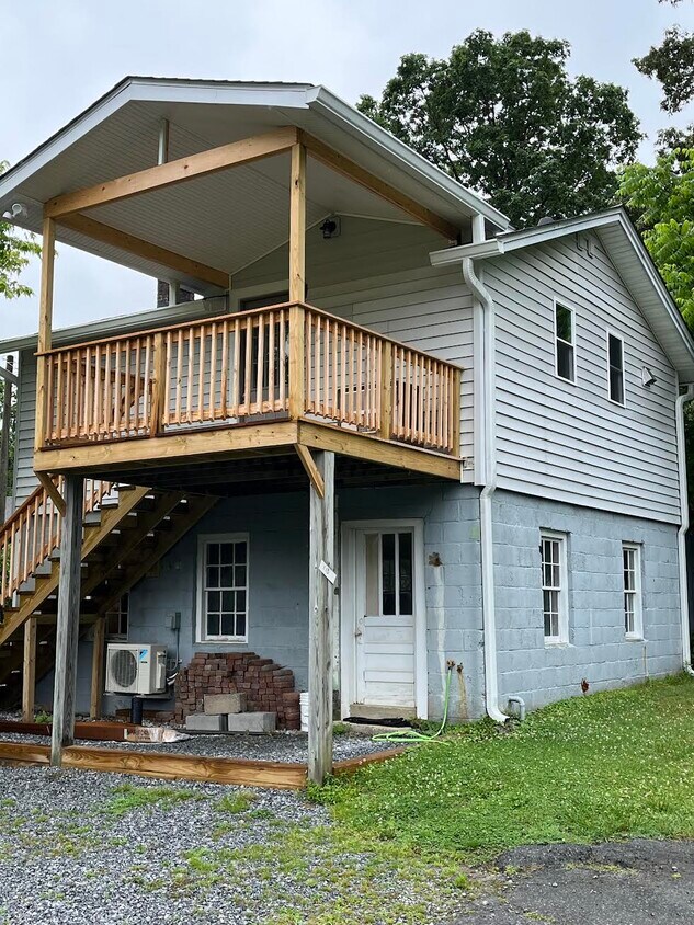 Primary Photo - 115 Resort Street-Upstairs apartment COMPL...